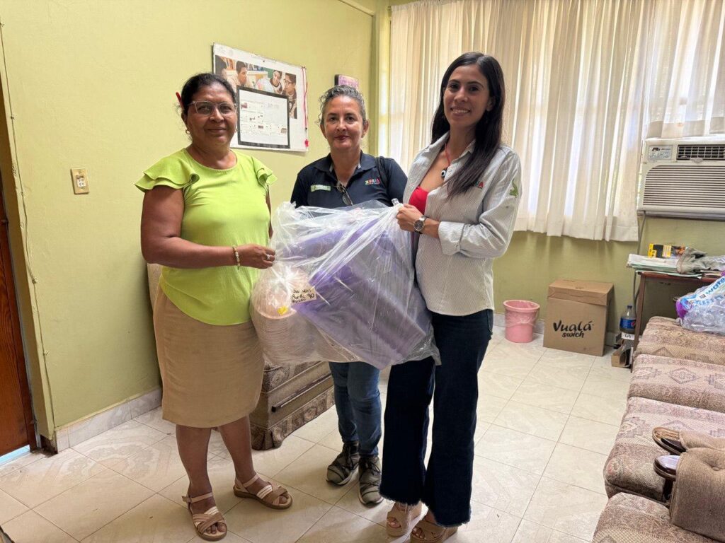 Impulsa Gobierno Municipal escuelas sostenibles con entrega de vasos y platos reutilizables