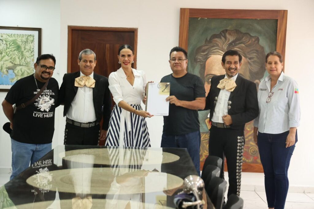 Presidenta Lizette Tapia Castro entrega escritura pública a la organización Músicos Unidos de la Costa Grande