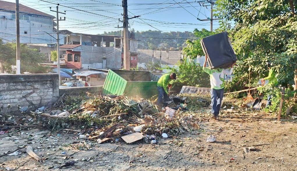 Cuadrillas operativas de Servicios Públicos refuerzan limpieza en colonias de Zihuatanejo