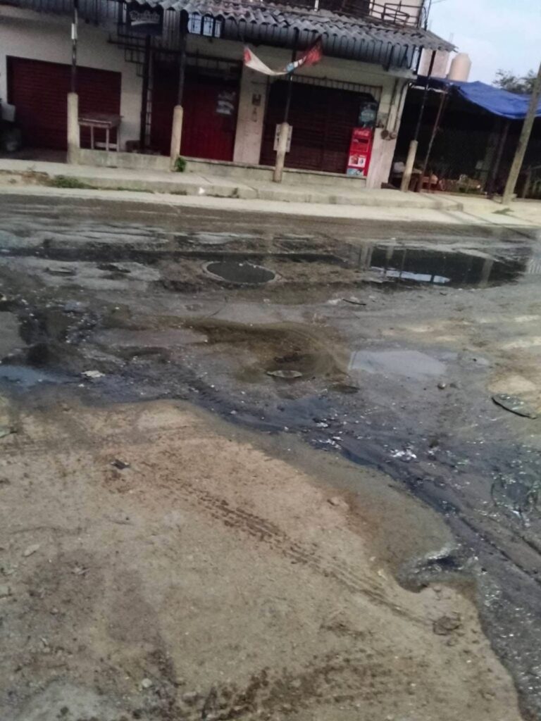 Vecinos denuncian drenaje colapsado en zona escolar de Coyuca de Benítez