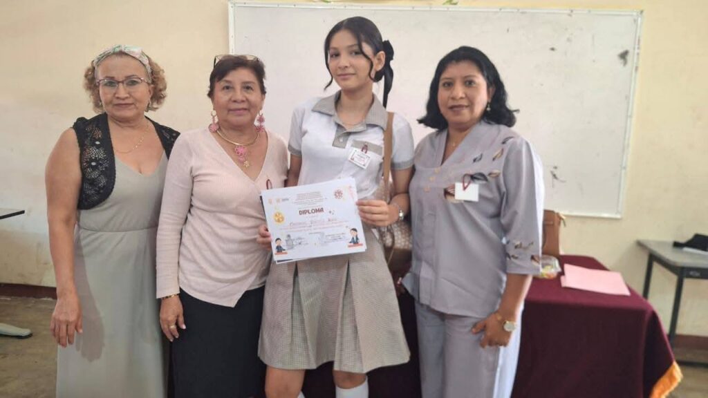 Constanza Sánchez gana el primer lugar en concurso de oratoria en El Súchil