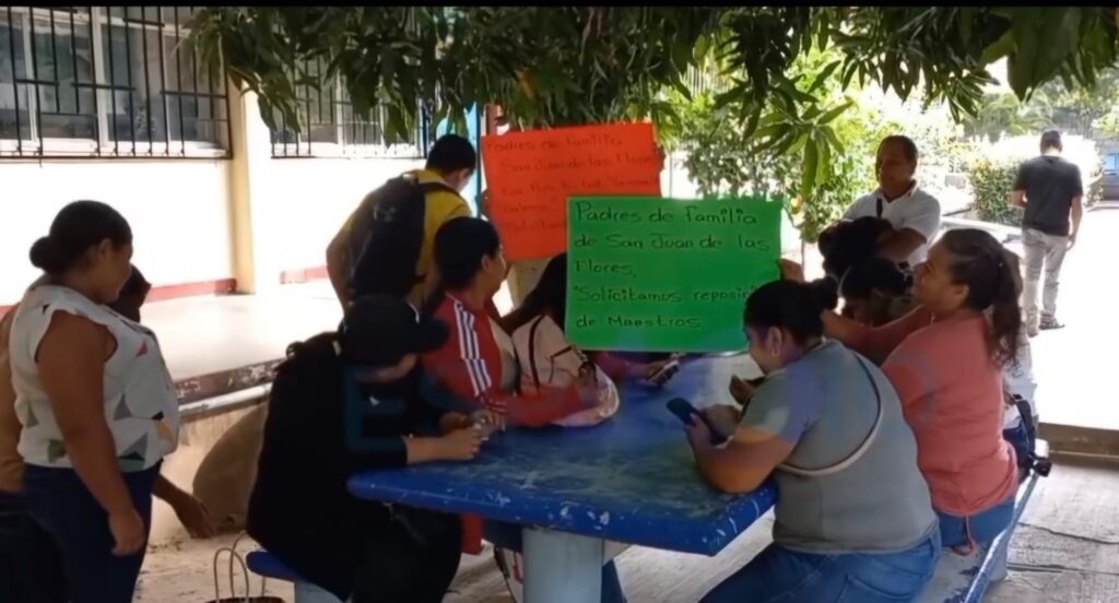Padres de familia exigen envío de docentes para primaria de San Juan de las Flores