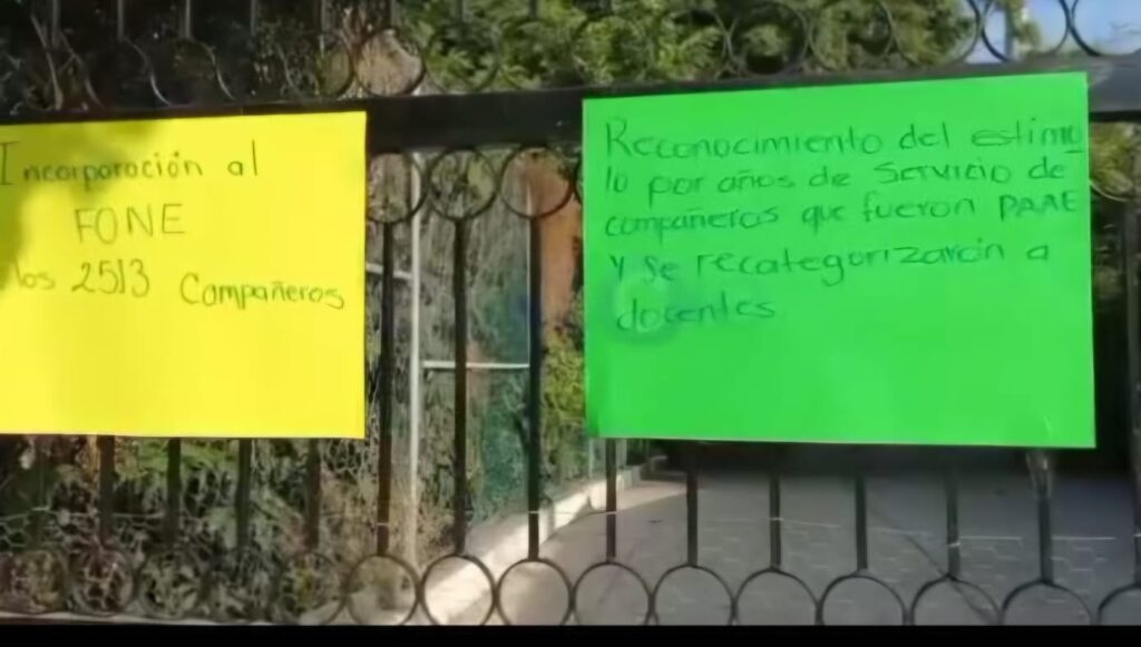 SNTE toma oficinas de la SEG en Tecpan para exigir pagos pendientes