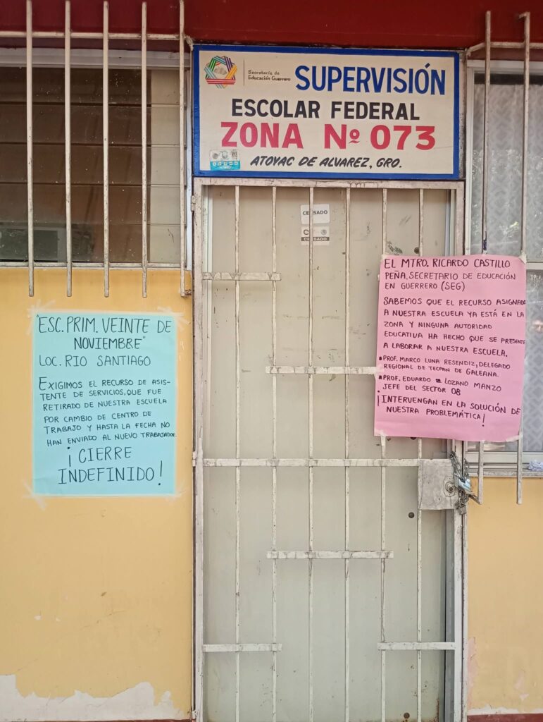 Padres de familia toman por cuarta vez la Supervisión 073 en Atoyac; exigen maestro y conserje