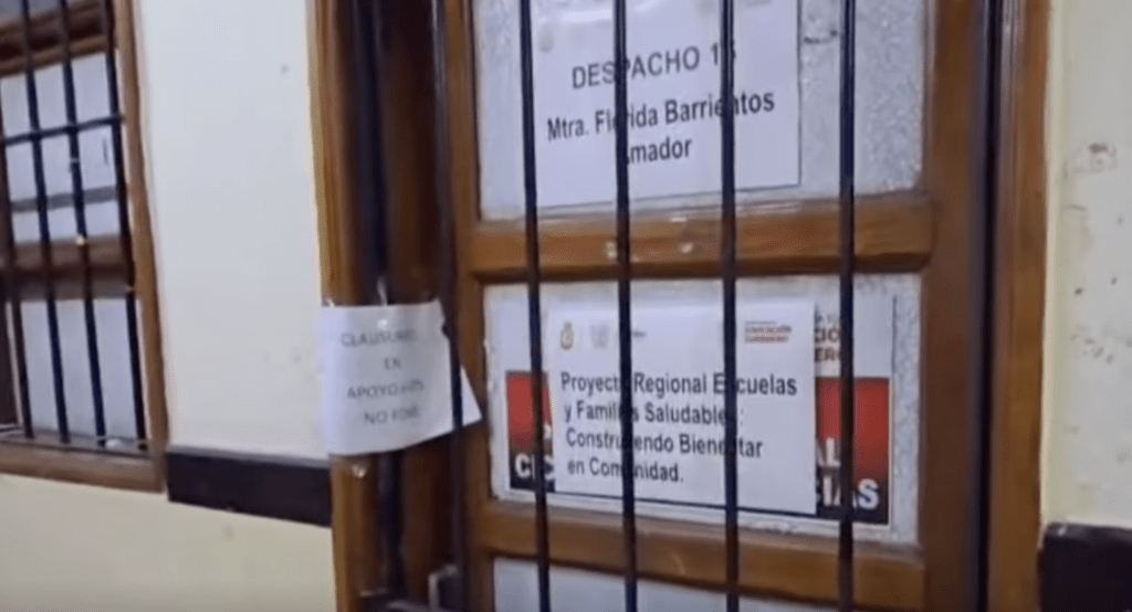 Maestros toman oficinas de la SEG en Acapulco para exigir pago de aguinaldos y salarios atrasados