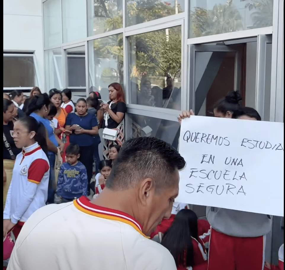 Padres y docentes toman el IGIFE para exigir reconstrucción de primaria en Chilpancingo