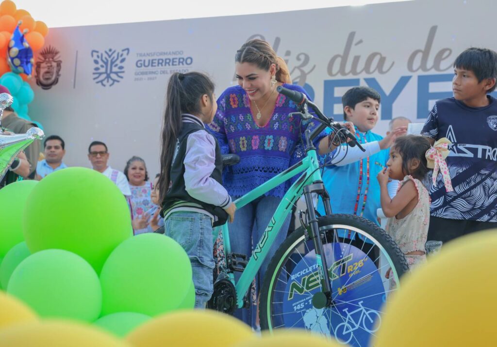 Evelyn Salgado celebra el Día de Reyes con niñas y niños de Chilpancingo
