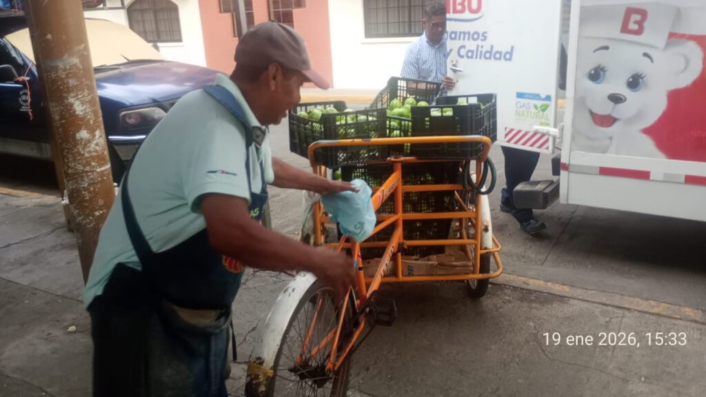 Cargadores en triciclos sostienen el abasto en Zihuatanejo pese al poco reconocimiento