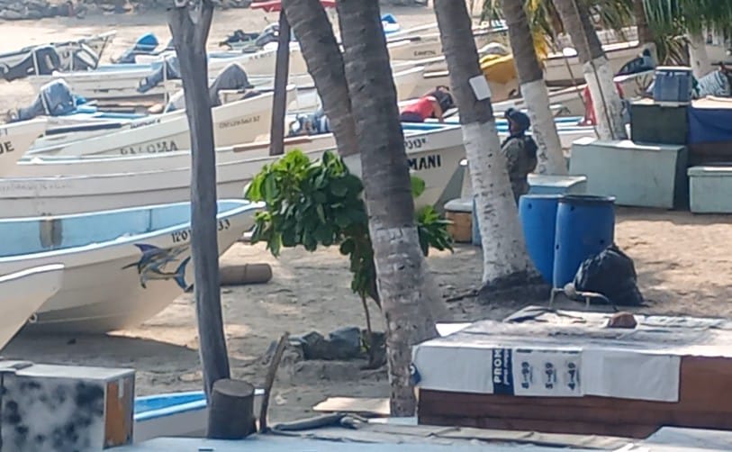 Refuerzan seguridad en la playa Principal de Zihuatanejo con recorridos de Marina y Policía Turística
