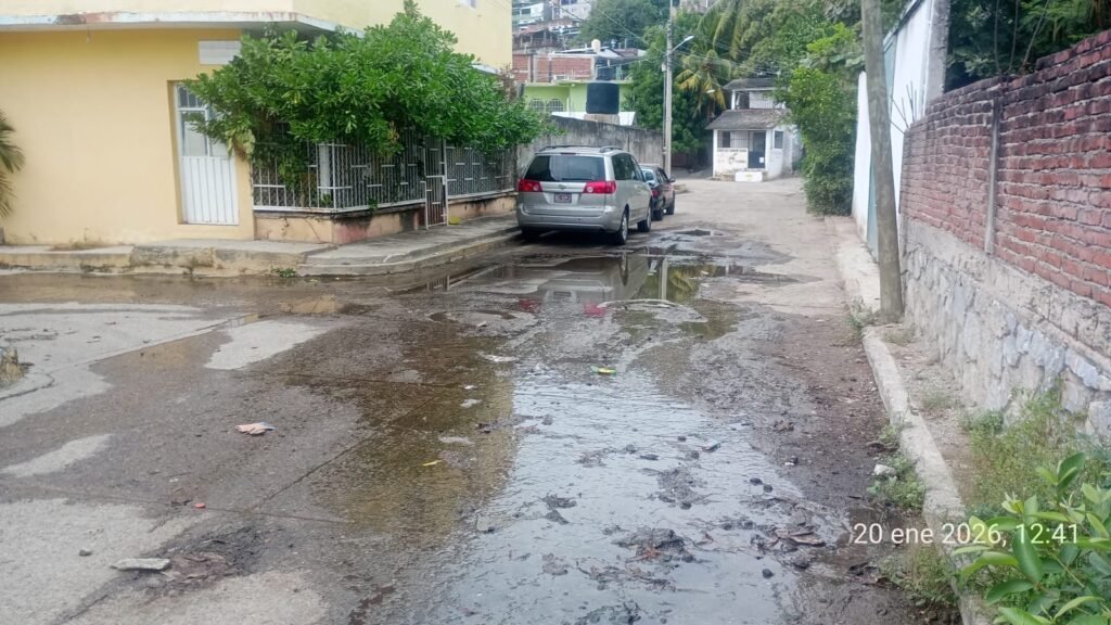 Aguas residuales escurren por calles de la Vicente Guerrero y afectan a peatones