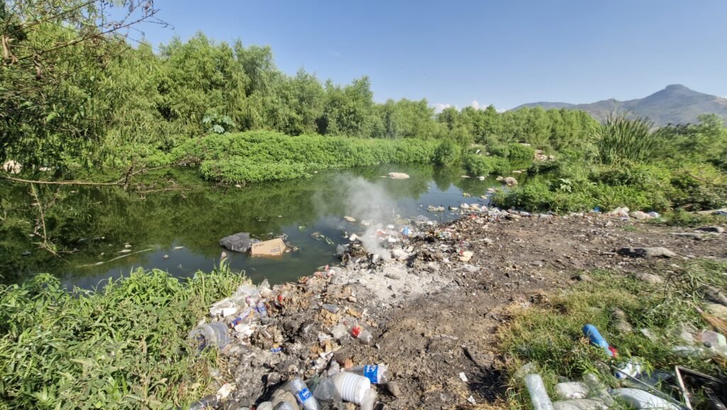 Acumulación de aguas residuales pone en riesgo de enfermedades a habitantes que viven cerca del río de Tecpan