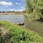 Descargas de aguas negras continúan contaminando el río de Tecpan; vecinos exigen solución inmediata
