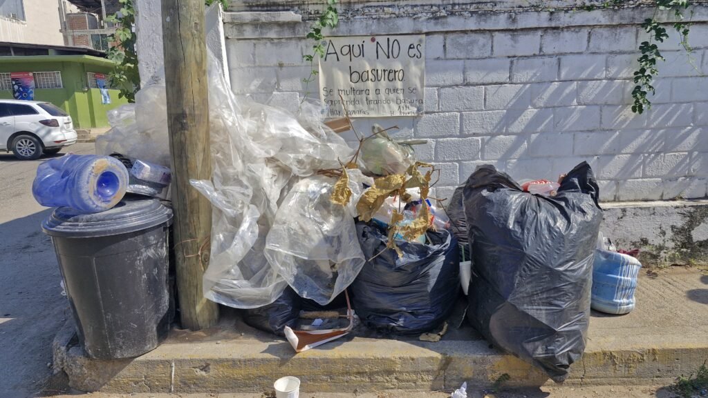 Vecinos denuncian basurero clandestino junto a iglesia de Tecpan