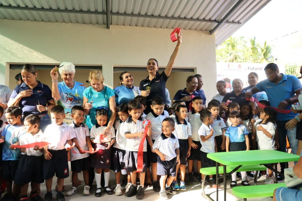 Presidenta Lizette Tapia Castro entrega cocina-comedor en Jardín de Niños de San José Ixtapa