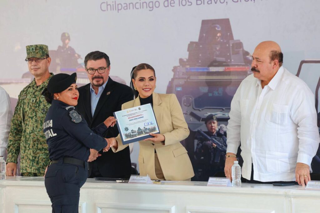 Celebra Evelyn Salgado el Día de la y el Policía Estatal con reconocimientos a su labor y compromiso por la seguridad de Guerrero