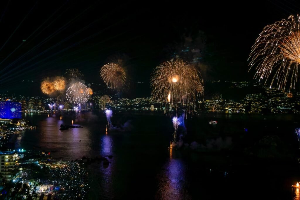 Guerrero brilla en Año Nuevo: destinos casi al 100% y miles disfrutan la gran gala de pirotecnia en el Hogar del Sol