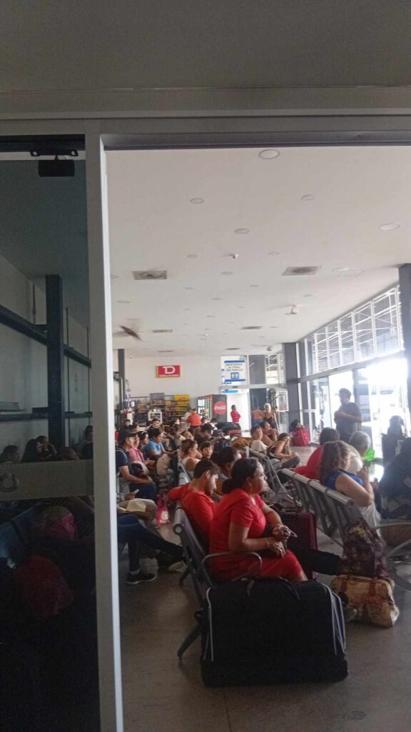 Retraso inexplicable deja varados a pasajeros en la central Estrella Blanca