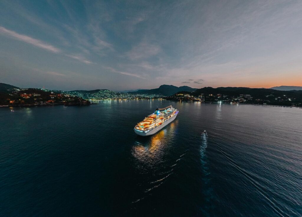 Recibe Zihuatanejo a 452 turistas internacionales que llegaron en el crucero MS Amadea 2.