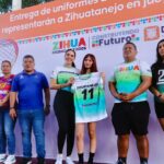 El gobierno municipal entrega uniformes a representantes deportivos
