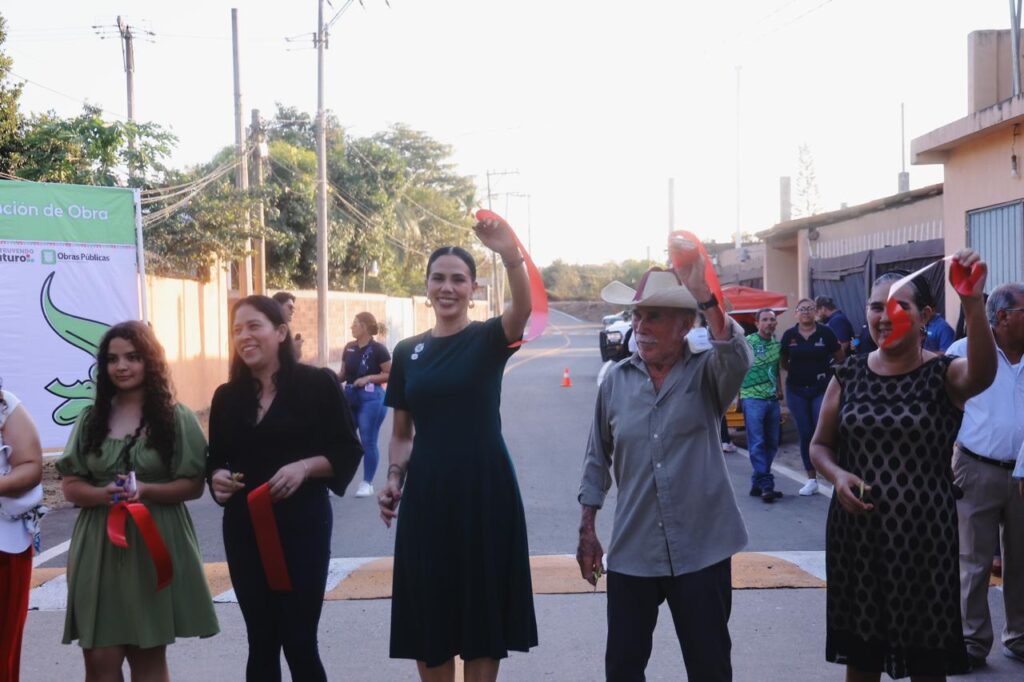Lomas de Ixtapa recibe su calle principal pavimentada