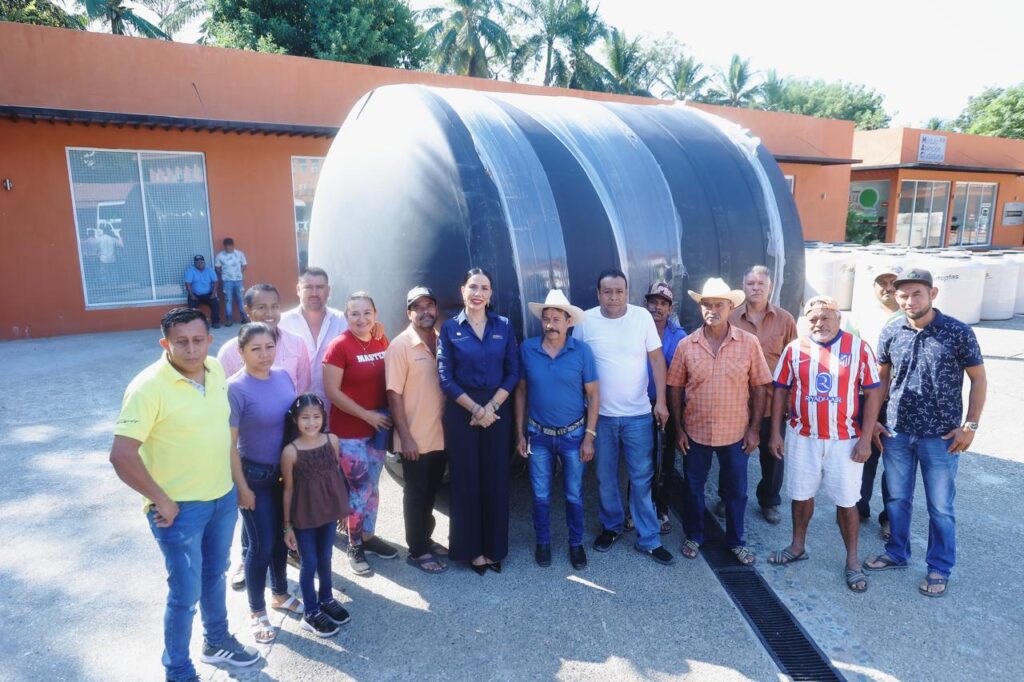 La presidenta Lizette Tapia Castro entrega cisterna para almacenar agua en apoyo a familias de El Arenosito.