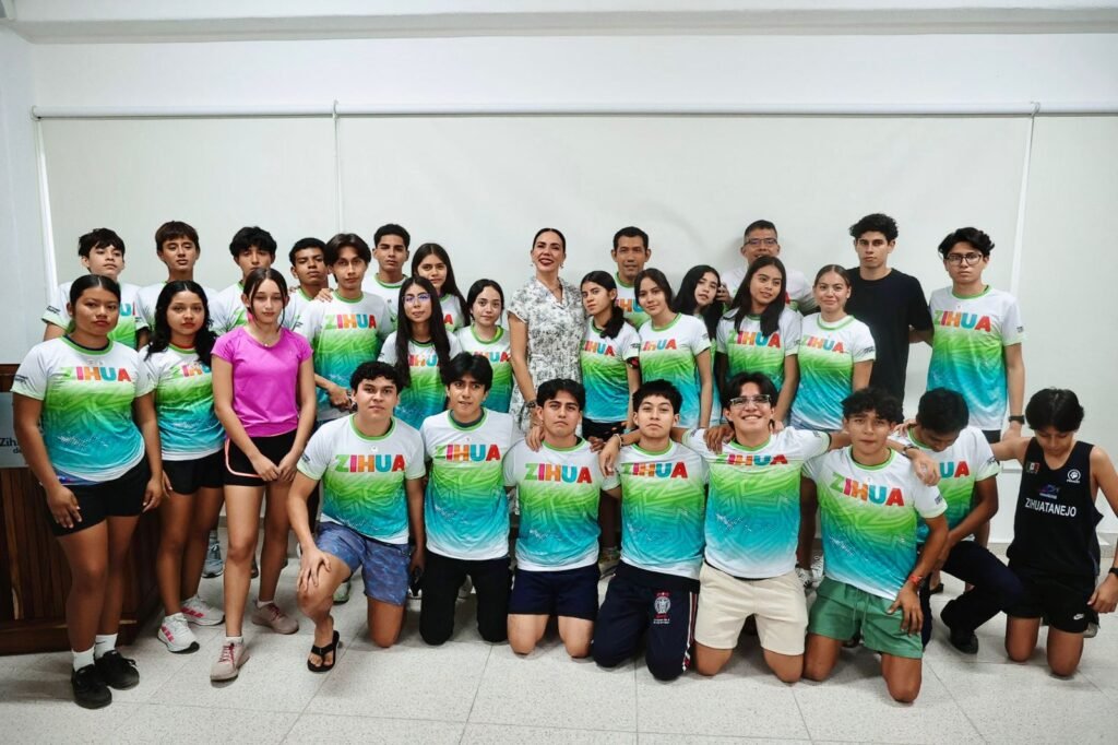 Entrega de uniformes a la delegación que representará a Zihuatanejo en los Juegos CONADE en Acapulco