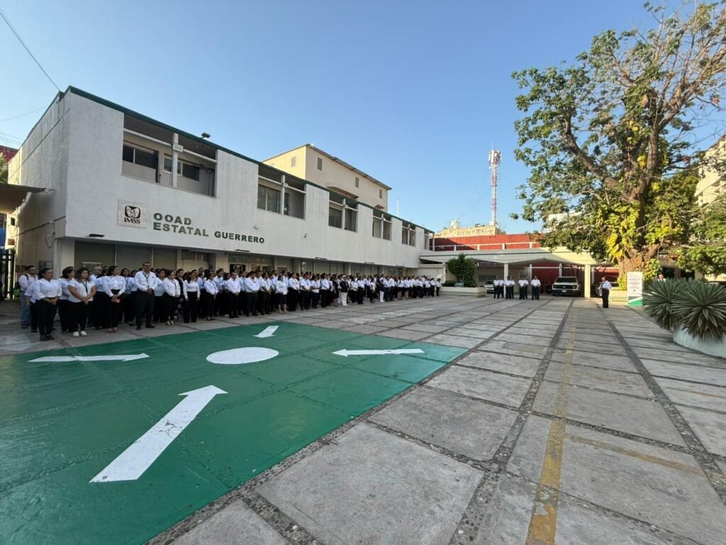 Fortalece IMSS Guerrero identidad institucional con ceremonia cívica