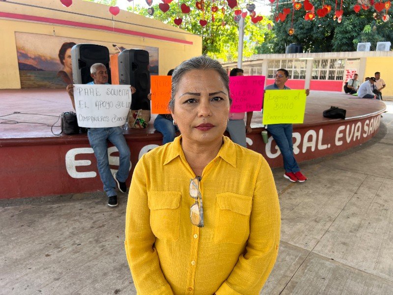 Administrativos protestan en la Eva Sámano por adeudos