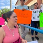 Padres toman secundaria Quetzalcóatl de Petatlán en apoyo a maestra