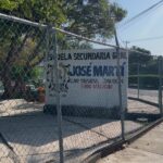Después de 25 años de fundación, Secundaria José Martí recibe escrituras