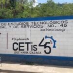 Paran labores en el CETis 45 por adeudo de bono