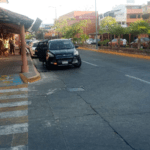 Automovilistas invaden paradas y obligan a urvans a maniobrar en doble fila en Zihuatanejo