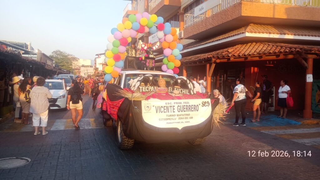 Celebran 90 años de la primaria Vicente Guerrero con colorido desfile cultural en Zihuatanejo