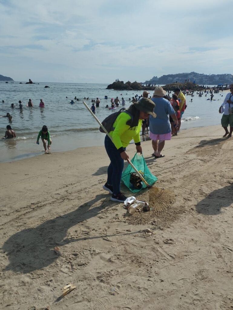 Se realiza limpieza permanente en playas de Acapulco para garantizar espacios seguros y en óptimas condiciones a visitantes