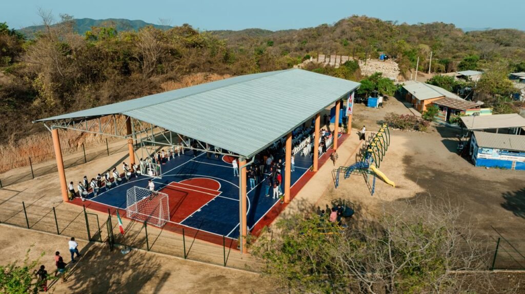 Presidenta Lizette Tapia Castro inaugura cancha en la escuela Nueva Manitoba de la colonia Alta Vista