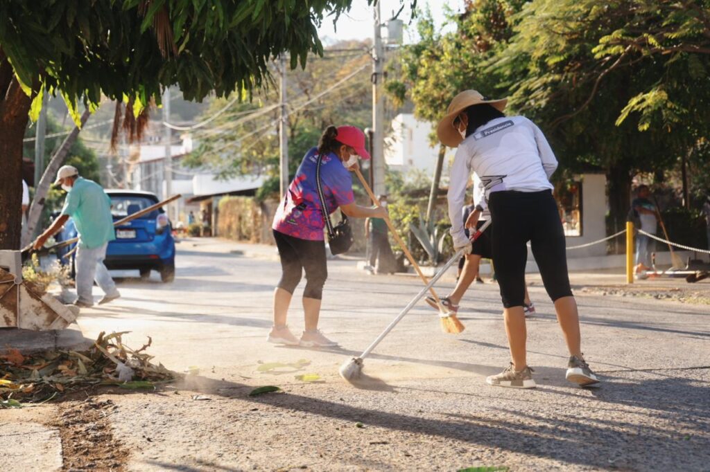 Gobierno de Zihuatanejo realiza campaña de limpieza en colonias del municipio