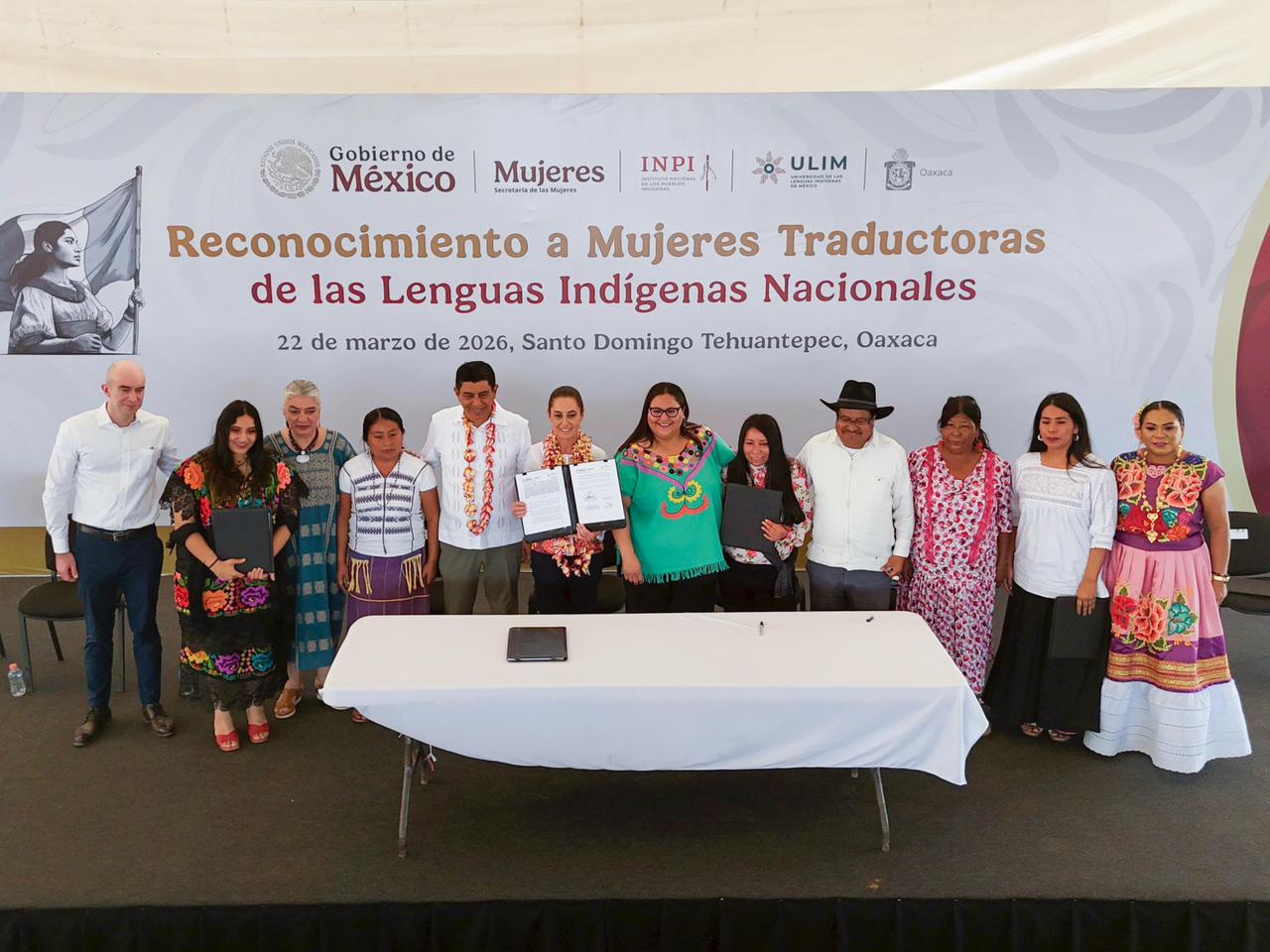 En Oaxaca, la presidenta Claudia Sheinbaum reconoce a mujeres traductoras y presenta la Cartilla de Derechos de las Mujeres traducida a 67 lenguas indígenas
