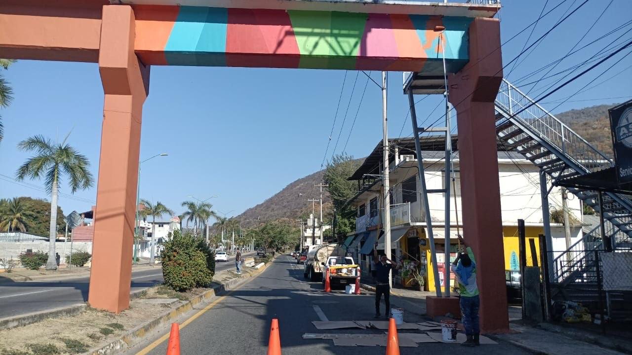 Gobierno Municipal de Zihuatanejo realiza la mejora de imagen en puentes peatonales y áreas verdes que se encuentran en deterioro