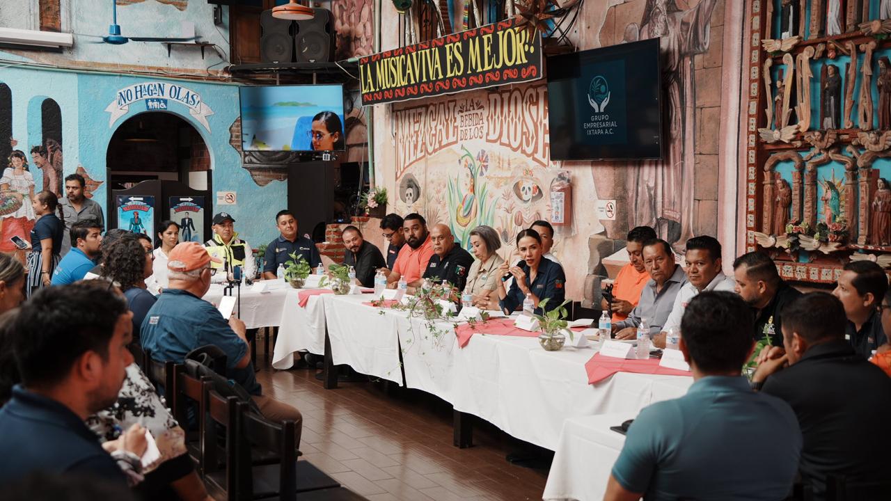 Atiende Lizette Tapia Castro al Grupo Empresarial Ixtapa A.C.