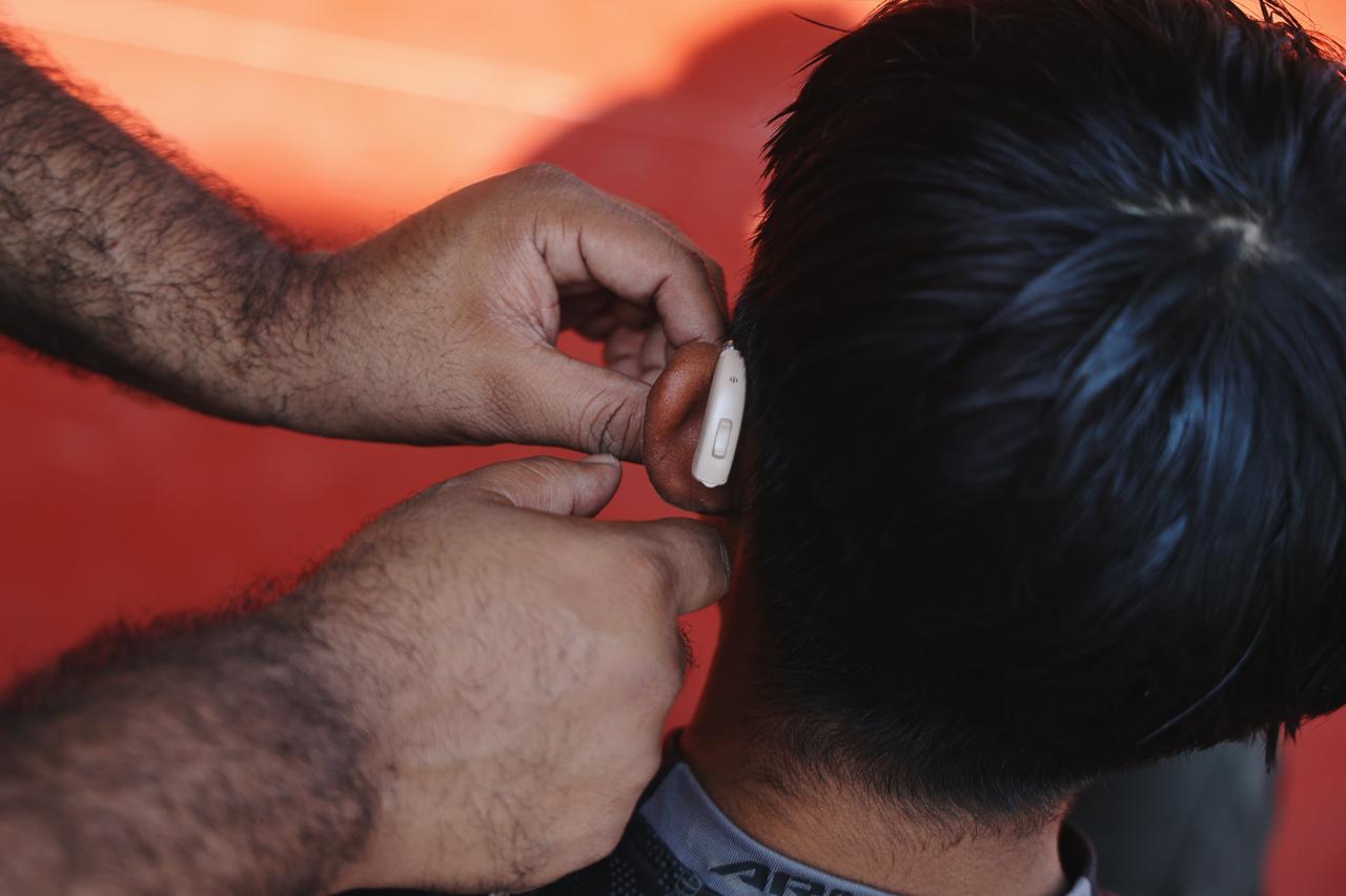 La presidenta Lizette Tapia Castro entrega aparatos auditivos gratuitos a 100 habitantes de Zihuatanejo.