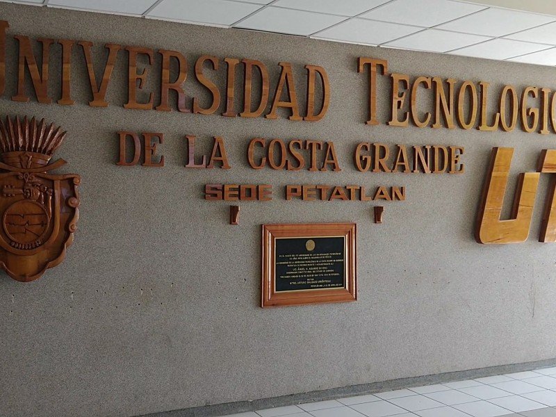 Adeudan aguinaldo y bonos en la UTCG Petatlán