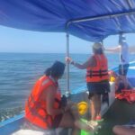 Avistan ballena con cría dentro de la bahía de Zihuatanejo