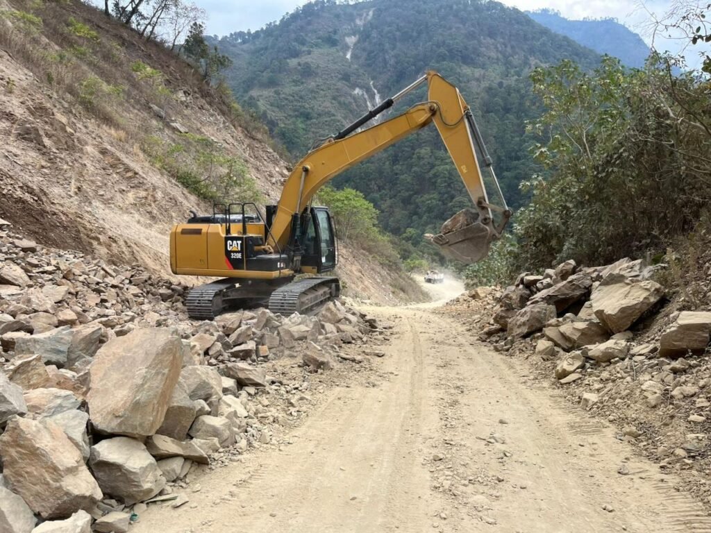 Cumple Evelyn Salgado con acciones de mejoramiento de caminos en comunidades serranas de Chilpancingo