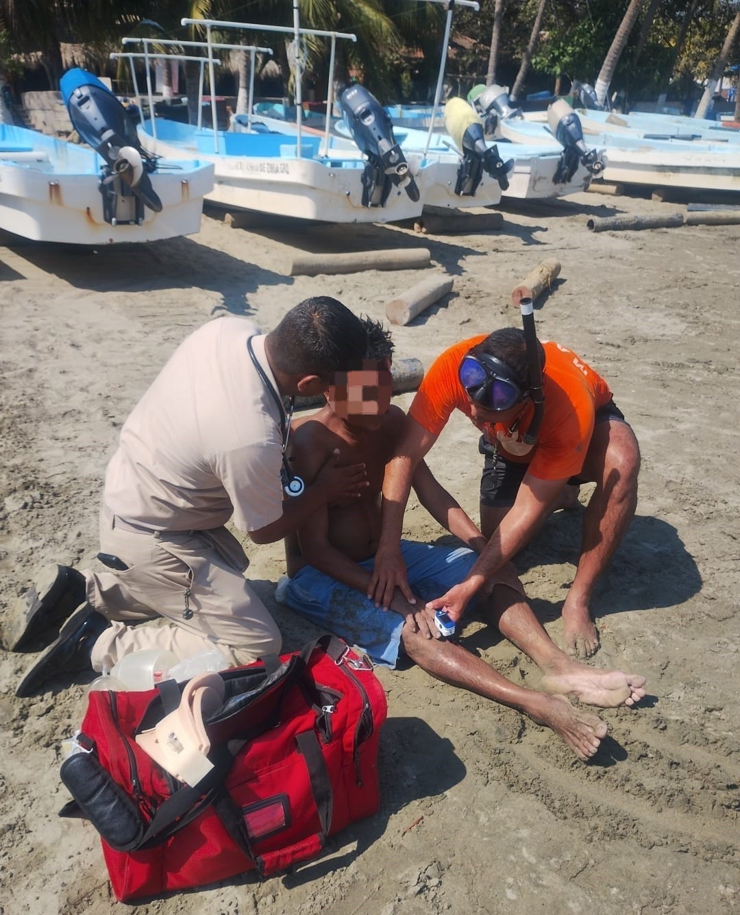 Marina capacita a salvavidas y rescata a bañista en Playa Principal de Zihuatanejo