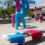 Personas en situación de calle usan bancas de la plaza como tendedero en Zihuatanejo