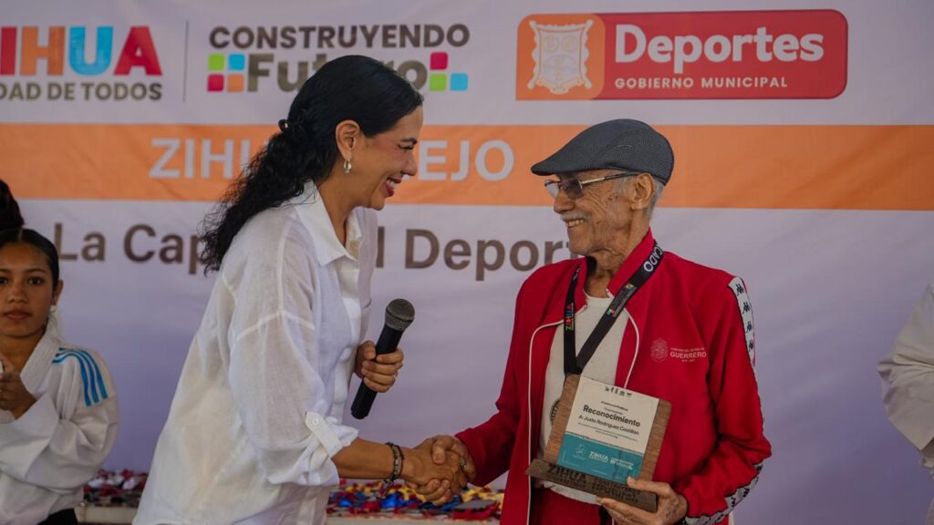 Presidenta Liz Tapia entrega reconocimiento al profesor Justo Rodríguez