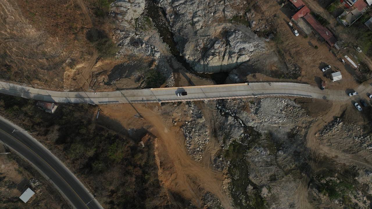 Evelyn Salgado inaugura la rehabilitación del puente “El Pedregal” junto al titular de la SICT, Jesús Esteva Medina