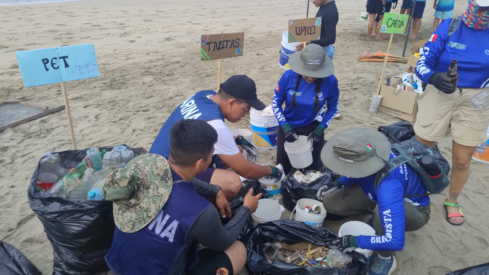 Marina participa en la Campaña Limpieza de Playa Majahua en Zihuatanejo