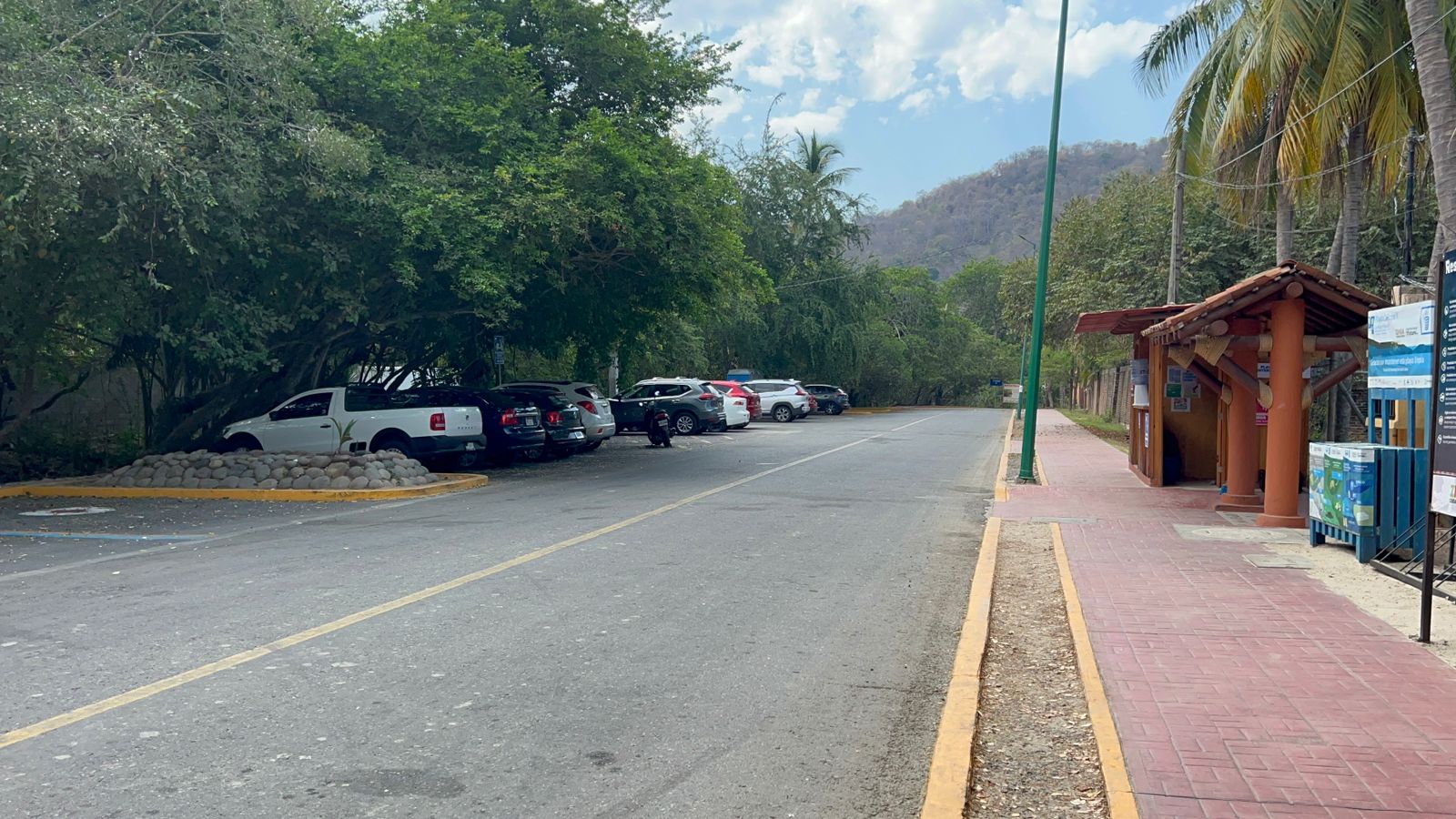 Turistas denuncian robo en estacionamiento de Playa La Ropa