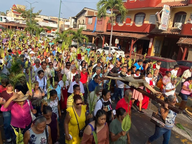 Feligreses celebran Domingo de Ramos en Zihuatanejo